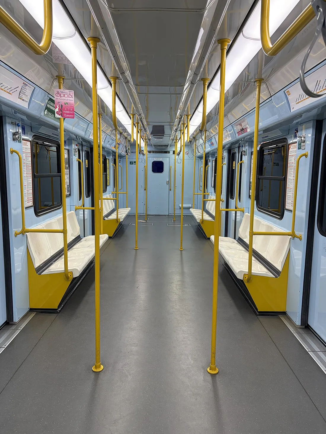 Milano metrosu M3 hattında bir trenin içi